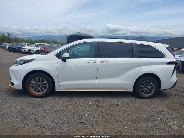5TDKRKEC0RS186940 Toyota SIENNA LE