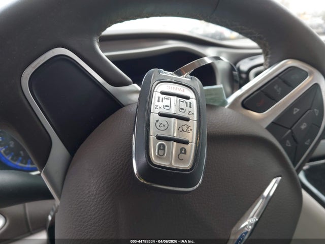 Продажа на аукционе авто 2017 Chrysler Pacifica Touring-l, vin: 2C4RC1BG0HR543025, номер лота: 44788334