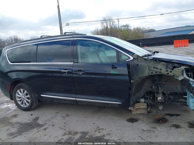 Продажа на аукционе авто 2017 Chrysler Pacifica Touring-l, vin: 2C4RC1BG0HR543025, номер лота: 44788334