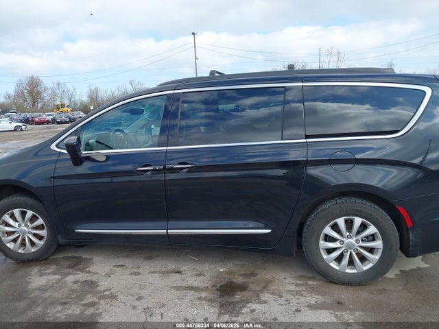 Продажа на аукционе авто 2017 Chrysler Pacifica Touring-l, vin: 2C4RC1BG0HR543025, номер лота: 44788334