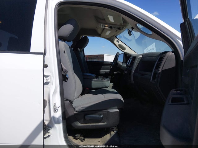 1C6RR7KGXKS679077 RAM 1500 Classic Tradesman 4x4 5&#039;7 Box
