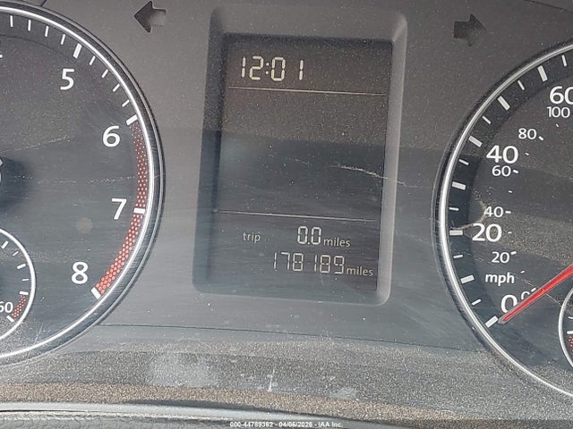 1VWAT7A3XFC103766 Volkswagen Passat 1.8t Limited Edition