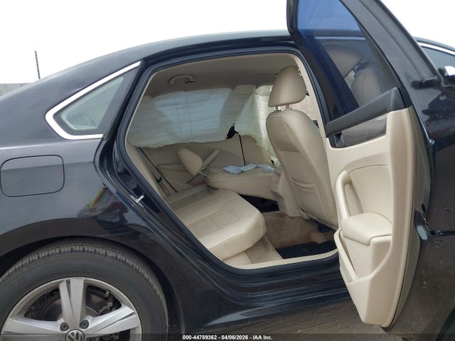 1VWAT7A3XFC103766 Volkswagen Passat 1.8t Limited Edition