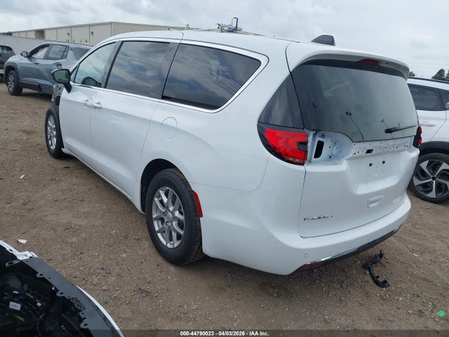 2026 CHRYSLER PACIFICA 2C4RC1BG1TR226430 Photo 2