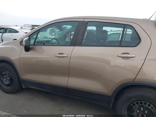 3GNCJKSB8JL329450 Chevrolet TRAX LS