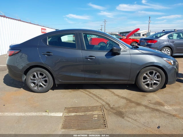 3MYDLBYV4KY513671 Toyota YARIS LE