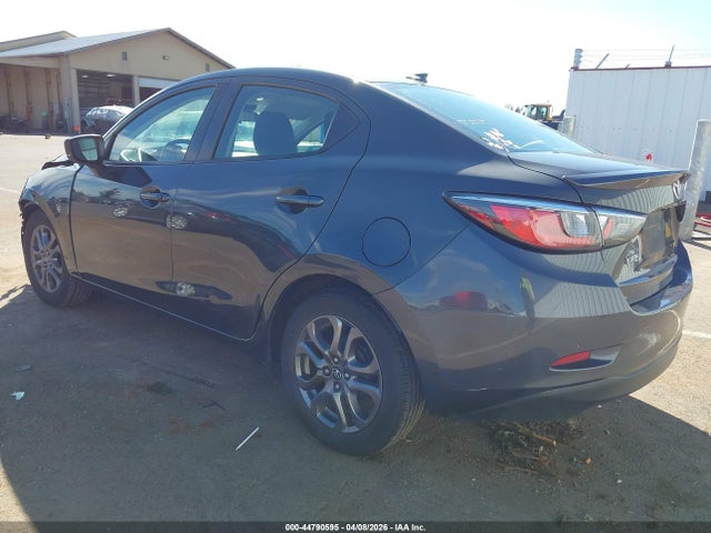 3MYDLBYV4KY513671 Toyota YARIS LE