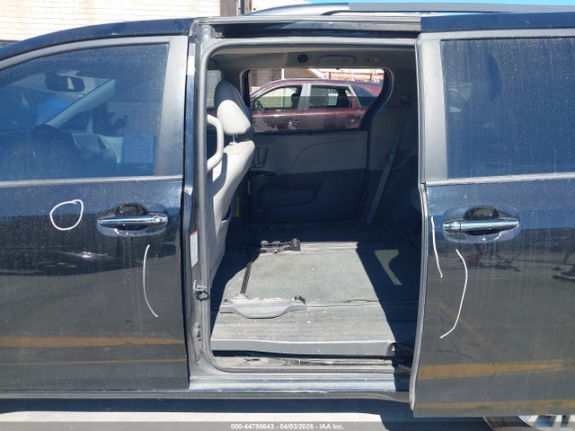 5TDYK3DC5FS553719 Toyota Sienna Xle 8 Passenger