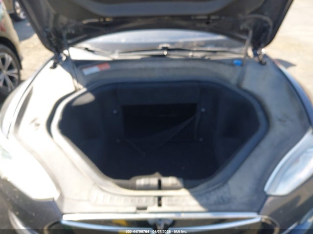 44790764 :رقم المزاد ، 5YJSA1H18FFP21850 vin ، 2015 Tesla Model S 60/70/85 مزاد بيع