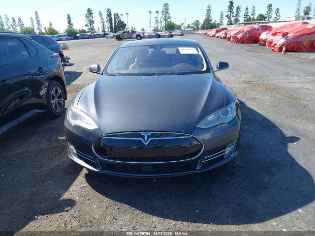 44790764 :رقم المزاد ، 5YJSA1H18FFP21850 vin ، 2015 Tesla Model S 60/70/85 مزاد بيع