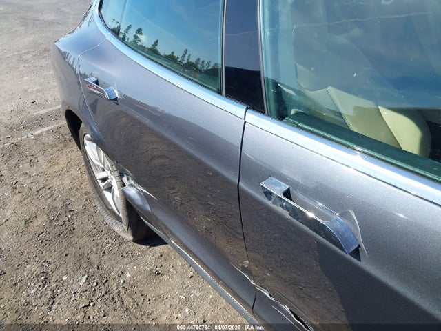 44790764 :رقم المزاد ، 5YJSA1H18FFP21850 vin ، 2015 Tesla Model S 60/70/85 مزاد بيع