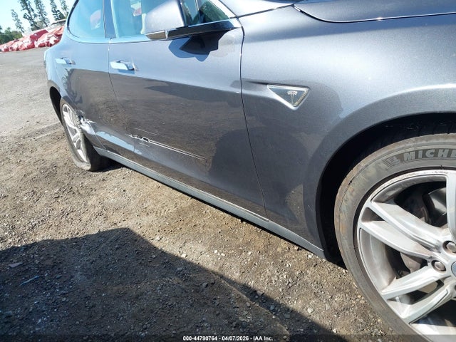 44790764 :رقم المزاد ، 5YJSA1H18FFP21850 vin ، 2015 Tesla Model S 60/70/85 مزاد بيع