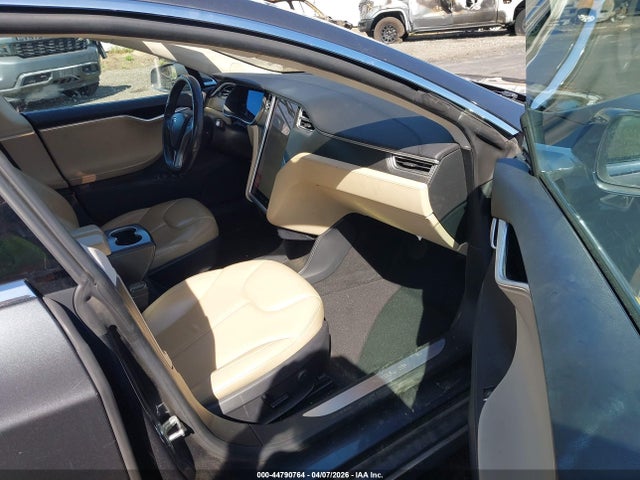 44790764 :رقم المزاد ، 5YJSA1H18FFP21850 vin ، 2015 Tesla Model S 60/70/85 مزاد بيع