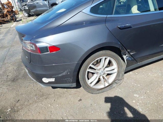 44790764 :رقم المزاد ، 5YJSA1H18FFP21850 vin ، 2015 Tesla Model S 60/70/85 مزاد بيع