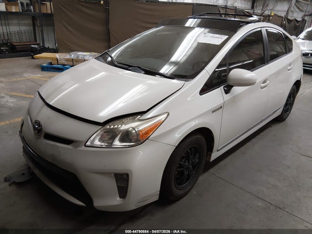 Toyota Prius Three 2015 JTDKN3DUXF1953472 Image 2