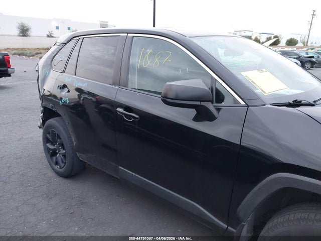 2T3H1RFV1NW204137 Toyota RAV4 LE