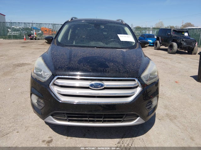 1FMCU0J99HUA04319 Ford Escape Titanium