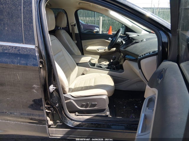 1FMCU0J99HUA04319 Ford Escape Titanium