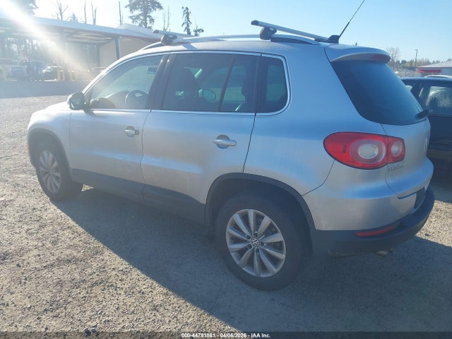 2011 VOLKSWAGEN TIGUAN WVGBV7AX0BW545450 Photo 2