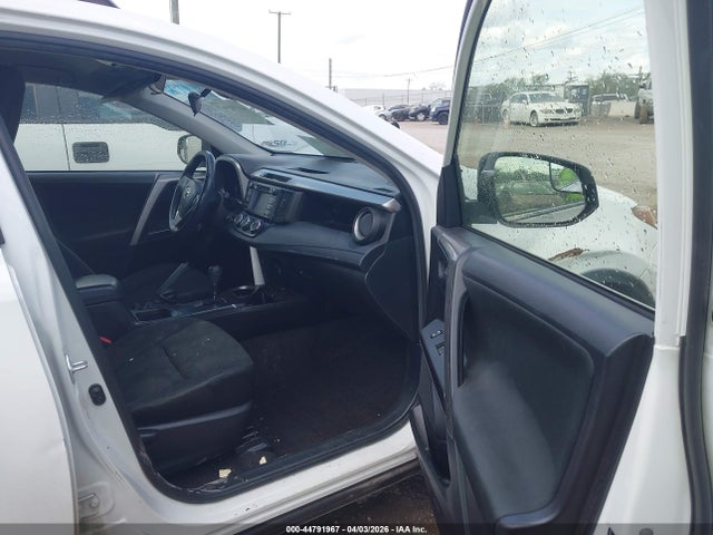 JTMBFREV4HJ716230 Toyota RAV4 LE