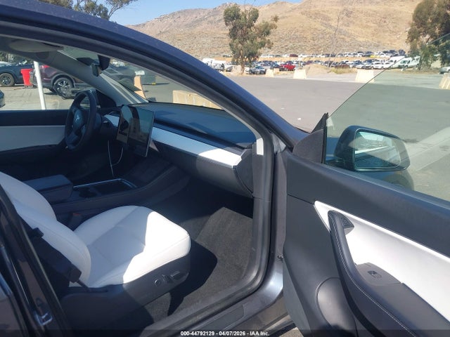 Продажа на аукционе авто 2021 Tesla Model Y Performance Dual Motor All-wheel Drive, vin: 5YJYGDEF9MF157939, номер лота: 44792129