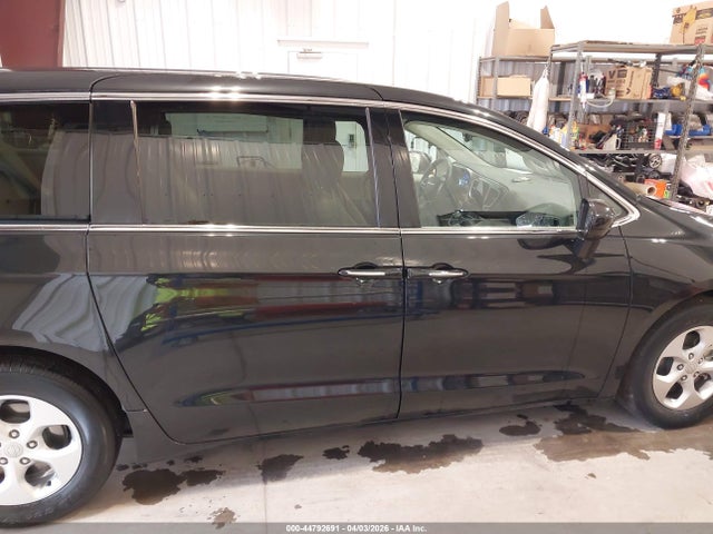 Продажа на аукционе авто 2018 Chrysler Pacifica Hybrid Touring Plus, vin: 2C4RC1H71JR355224, номер лота: 44792691