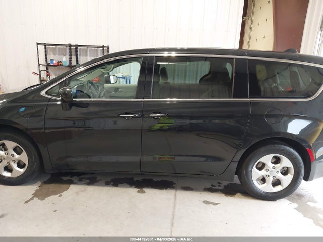 Продажа на аукционе авто 2018 Chrysler Pacifica Hybrid Touring Plus, vin: 2C4RC1H71JR355224, номер лота: 44792691