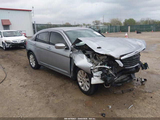 2013 Chrysler 200 Touring მანქანა იყიდება აუქციონზე, vin: 1C3CCBBB8DN598740, აუქციონის ნომერი: 44792821