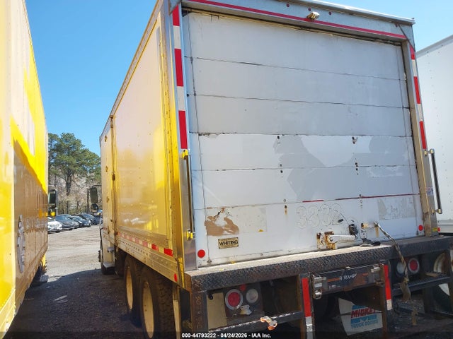 44793222 :رقم المزاد ، 1FVHCYFC8JHJP3332 vin ، 2018 Freightliner M2 106 مزاد بيع