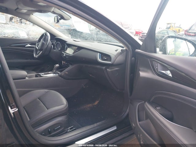 44793999 :رقم المزاد ، W04GV8SX6J1085473 vin ، 2018 Buick Regal Tourx Essence مزاد بيع