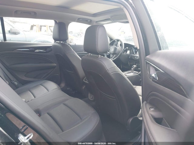 44793999 :رقم المزاد ، W04GV8SX6J1085473 vin ، 2018 Buick Regal Tourx Essence مزاد بيع