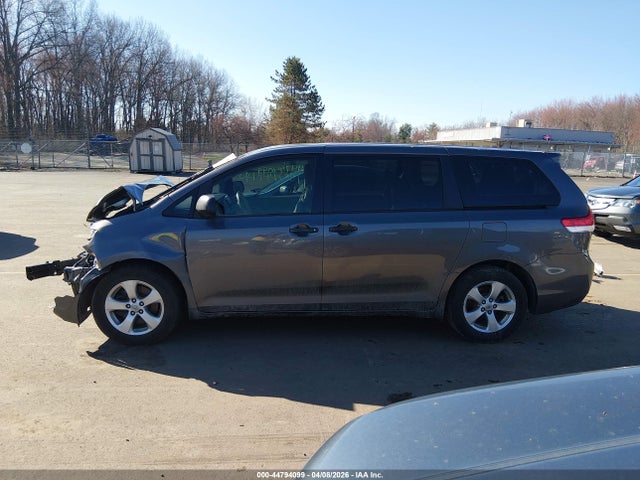 2013 Toyota Sienna L V6 7 Passenger მანქანა იყიდება აუქციონზე, vin: 5TDZK3DC4DS349740, აუქციონის ნომერი: 44794099
