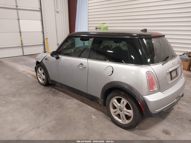2006 MINI COOPER WMWRC33576TJ77012 Photo 2