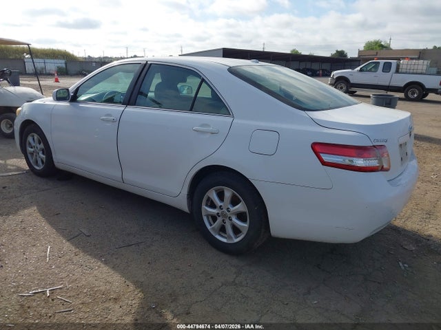 2011 TOYOTA CAMRY 4T1BF3EK9BU607587 Photo 2