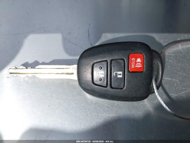 JTMZFREV6JJ730635 Toyota RAV4 LE