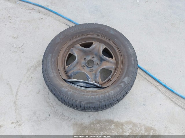 JTMZFREV6JJ730635 Toyota RAV4 LE