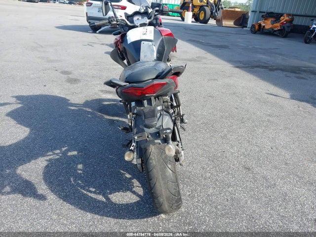 44794778 :رقم المزاد ، JKALEEC12BDA01501 vin ، 2011 Kawasaki Le650 C مزاد بيع