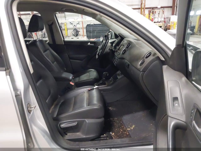 2016 VOLKSWAGEN TIGUAN WVGBV7AX7GW533741 Photo 4