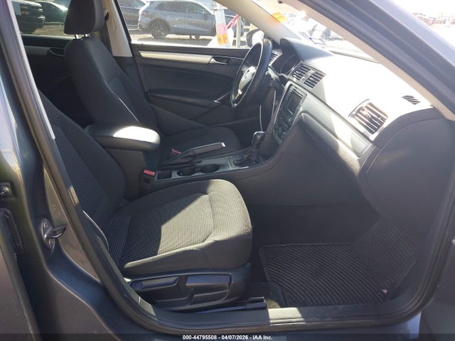 2017 Volkswagen Passat 1.8t S მანქანა იყიდება აუქციონზე, vin: 1VWAT7A32HC074766, აუქციონის ნომერი: 44795508