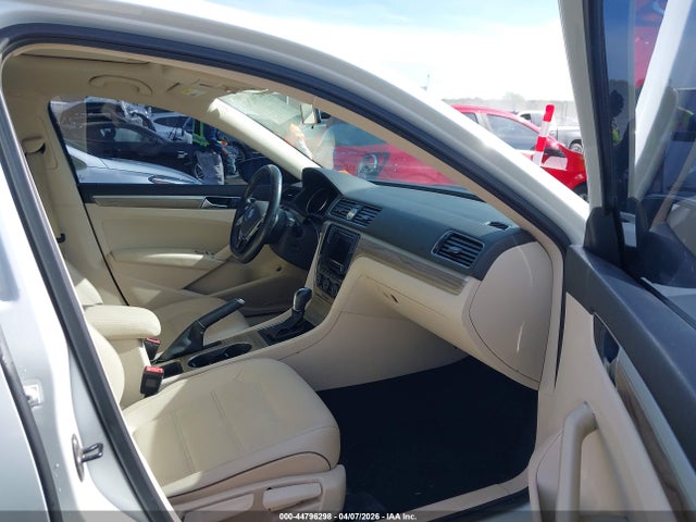 2017 Volkswagen Passat 1.8t Se მანქანა იყიდება აუქციონზე, vin: 1VWBT7A34HC001144, აუქციონის ნომერი: 44796298