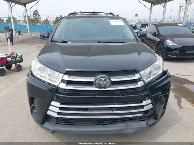 5TDZARFHXJS040137 Toyota Highlander Le
