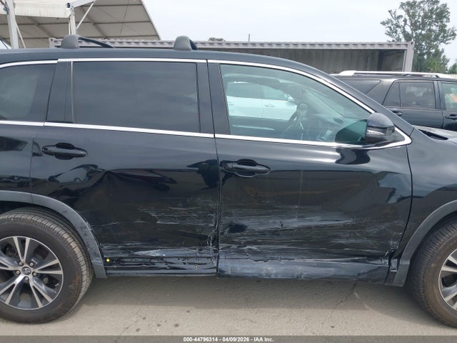 5TDZARFHXJS040137 Toyota Highlander Le