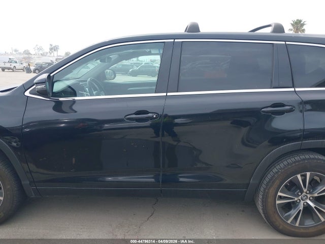 5TDZARFHXJS040137 Toyota Highlander Le