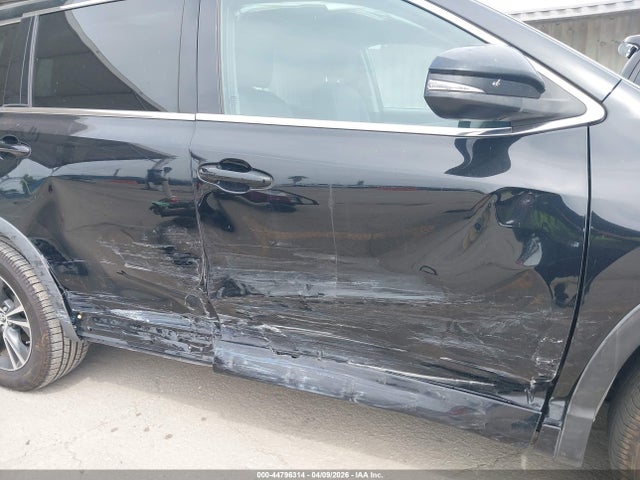 5TDZARFHXJS040137 Toyota Highlander Le
