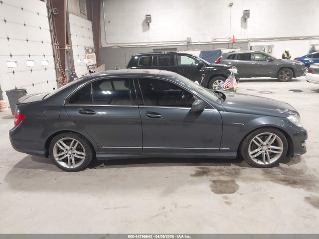 2013 Mercedes-benz C 300 Sport 4matic მანქანა იყიდება აუქციონზე, vin: WDDGF8AB8DR265137, აუქციონის ნომერი: 44796643