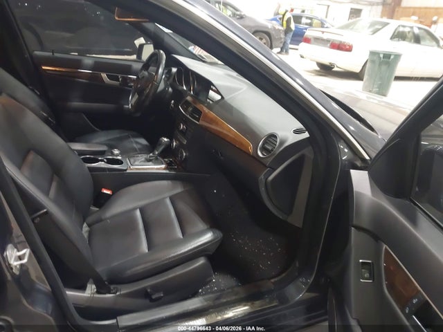 2013 Mercedes-benz C 300 Sport 4matic მანქანა იყიდება აუქციონზე, vin: WDDGF8AB8DR265137, აუქციონის ნომერი: 44796643