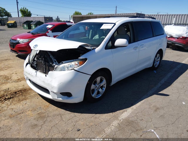 2011 TOYOTA SIENNA 5TDKK3DCXBS083235 Photo 1