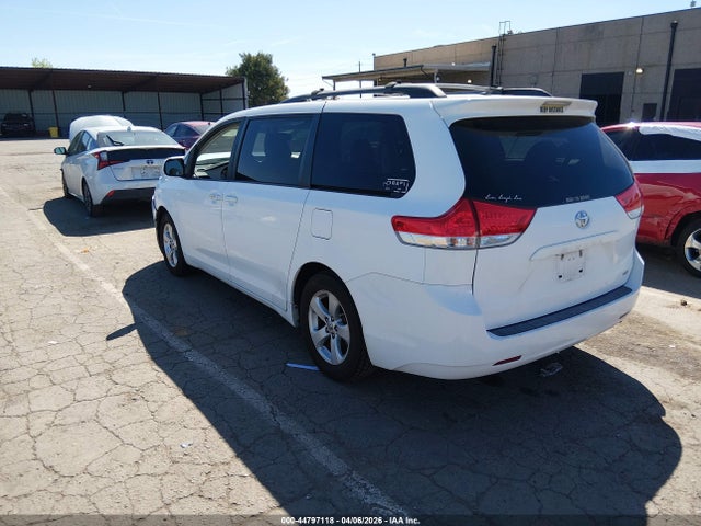 2011 TOYOTA SIENNA 5TDKK3DCXBS083235 Photo 2