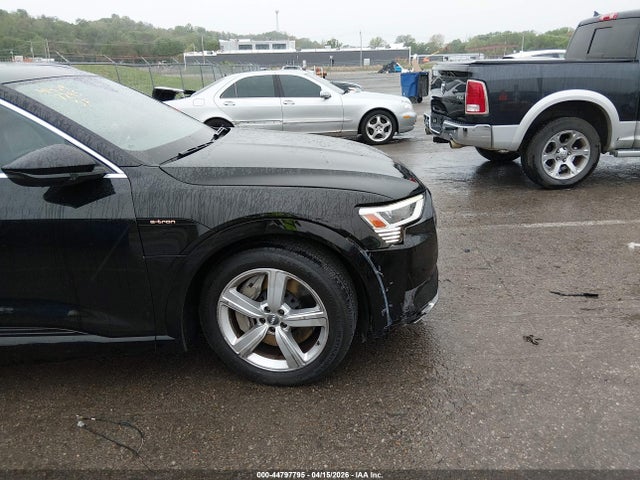 Продажа на аукционе авто 2019 Audi E-tron Premium Plus, vin: WA1LAAGE4KB024336, номер лота: 44797795