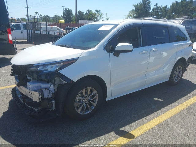 Toyota SIENNA LE 2023 5TDKRKEC8PS169767 Image 2